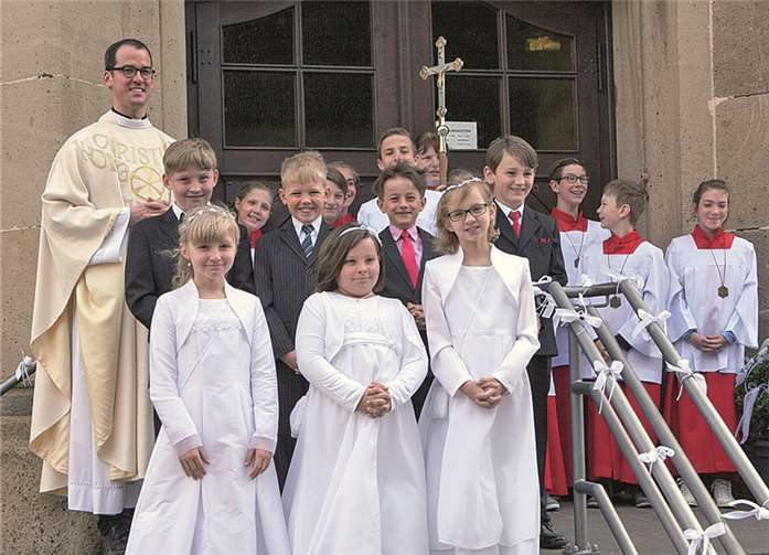 Nach dem Gottesdienst stellten sich die Kommunionskinder in Leimersdorf dem obligatorischen Familienfoto mit Pfarrer Alexander Burg und den Messdienern.