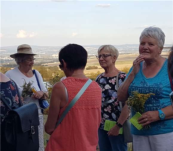Nach dem Gottesdienst verteilte der Vorstand die Kräutersträuße an alle Teilnehmerinnen.