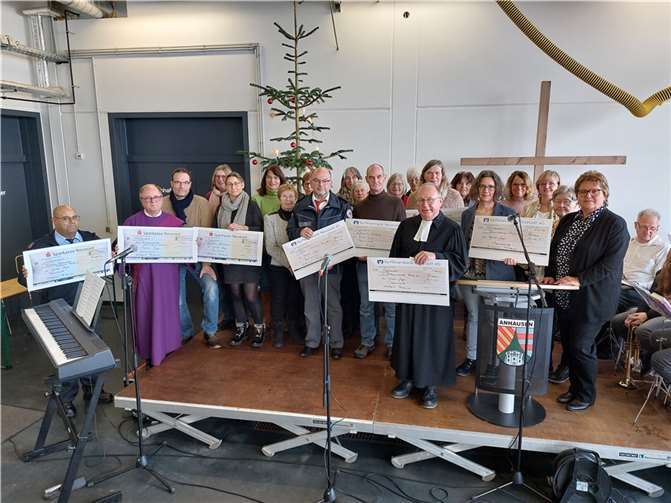 Nach dem Gottesdienst wurde der Erlös des diesjährigen Bauernmarktes in Rüscheid durch die Agenda-Frauen des Kirchspiels Anhausen verteilt.  Foto: privat