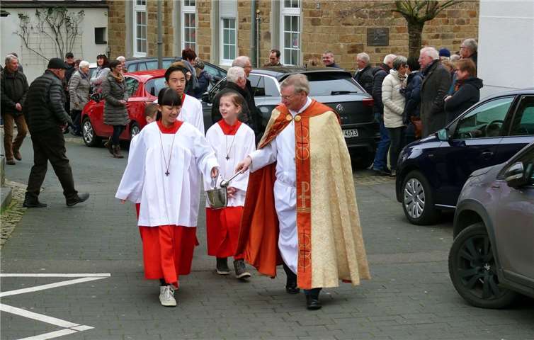 Nach dem Gottesdienst wurden die Fahrzeuge rund um die Kirche gesegnet.Foto: privat