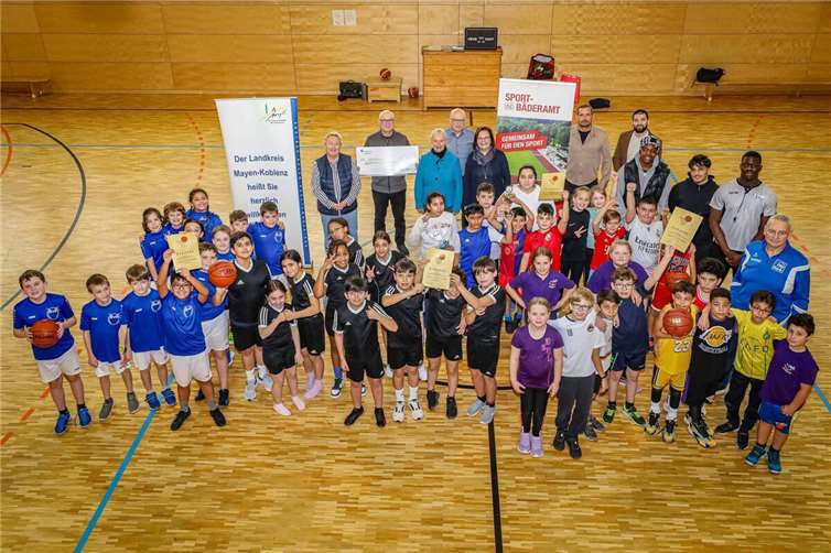 Nach dem Jubiläums-Basketballturnier des Projektes „Sport in Schule und Verein“ in der Regenbogen-Grundschule in Koblenz-Lützel gab es ein gemeinsames Foto der Teilnehmer und der erschienenen Gäste aus Politik, Sport und Verwaltung.  Fotos: Stadt Koblenz/Andreas Egenolf