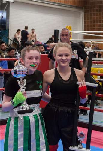 Nach dem Kampf, stolz mit Pokal.
