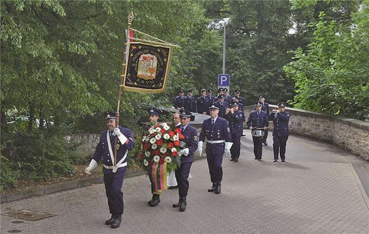 Nach dem Kirchgang erfolgt ein Umzug zum Ehrenmal auf den alten Friedhof. Frank Lohrum