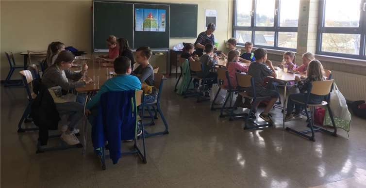 Nach dem Kochen konnten die jungen Köche ihre selbst zubereiten Speisen probieren.privat