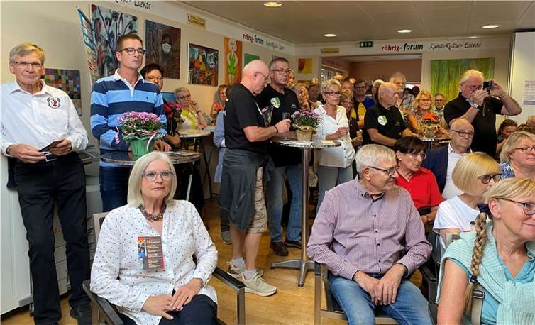 Erntedank-Highlights, Umtrunk, Musik-Event und Kultur-Treff mit prominenten Gästen Nach dem Konzert lud Hans Peter Röhrig noch zu eine Abschiedsparty ein, wo in kleineren Gruppen viel über die Zukunft von „Kultur auf dem Land“ diskutiert wurde.