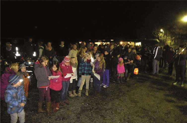 Nach dem Martinszug in Muscheid wurden Lieder gesungen und Weckmänner verspeist.privat