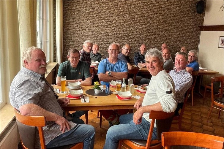 Nach dem Mittagessen wurde besprochen, welches Handwerkzeug aus Mitteln „Ehrenamtliche Bürgerprojekte“ der Leader Raiffeisen-Region beschafft werden soll.        