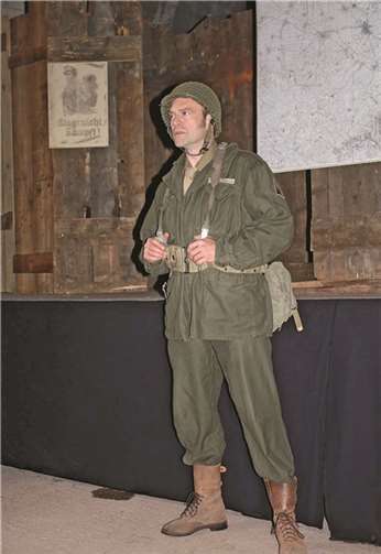 Nach dem Monolog zur militärischen Lage zu Beginn beschließt Leutnant Timmermann das Stück mit einer Mahnung zum Frieden.