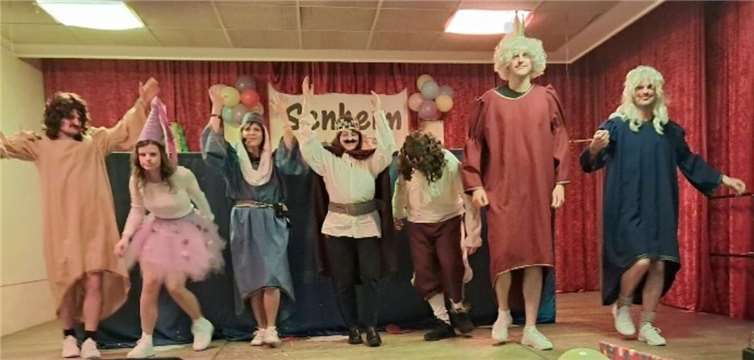 Nach dem Motto „Die Welt wird auf den Kopf gestellt, wir entführen euch in die heile Märchenwelt“ spielten Maike Breuer, Philipp und Timo Clementi, Leo Görgen, Felix, Lisa und Andrea Mogge das Märchen von Aschenputtel in lustiger Art und Weise mit Happy End den begeisterten und gut gelaunten Gästen vor.