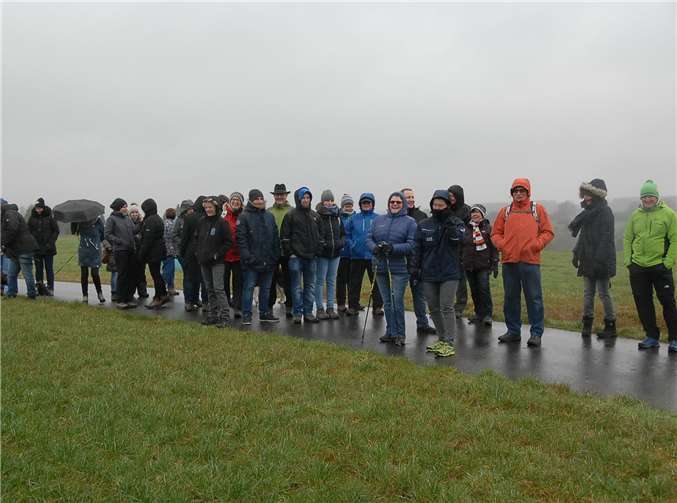 Großes Interesse an Winterwanderung Nach dem Motto „Schlechtes Wetter gibt es nicht, nur schlechte Kleidung“machten sich über 40 Wanderfreunde auf den Weg zur Winterwanderung rundum Giershofen.Gar keine Probleme mit dem „feuchten Sonnenschein“ hattendie vielen mitwandernden Hunde. Fotos: -KER-