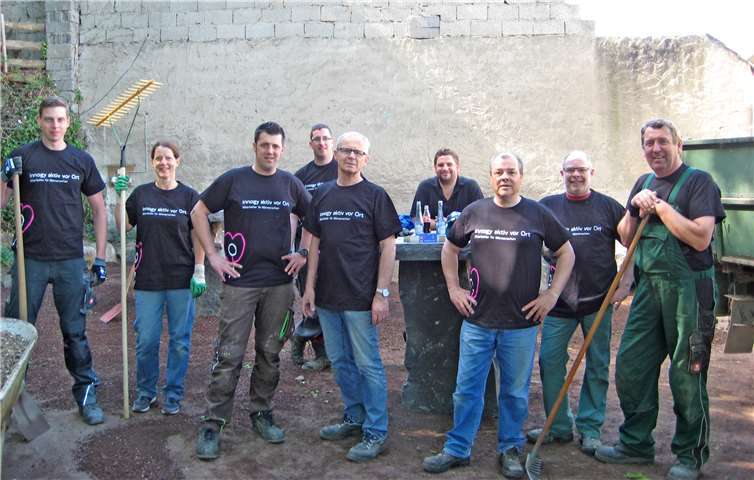 Nach dem Motto „Viele Hände, schnelles Ende“ möbelten die Krufter Schützen den Platz vor der Schützenhalle auf und schufen einen Treffpunkt, der auch den Bürgern von Kruft zum Rasten dient.innogy
