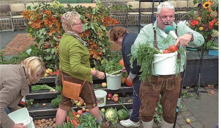 Nach dem Motto „hier kommt nichts um“ wird am Ende des Tages der Altarschmuck versteigert.