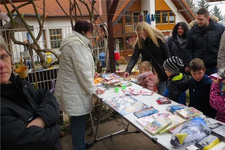 Nach dem Ostereiersuchen durften sich die Kinder am Geschenketisch ein Spielzeug aussuchen.privat