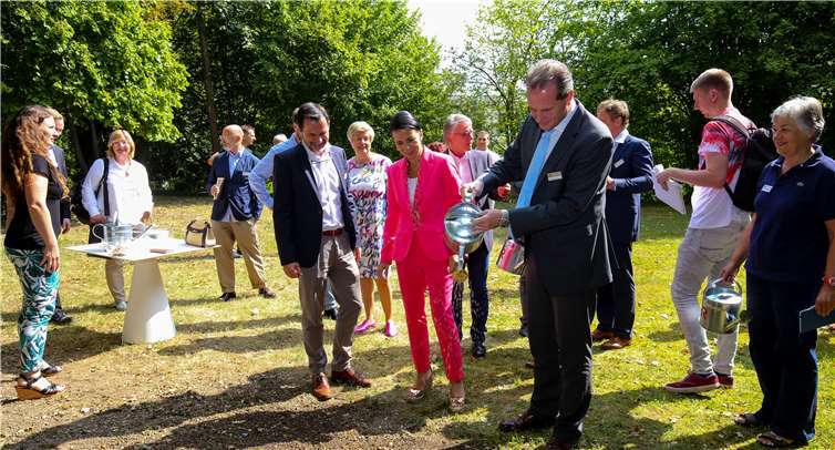 Nach dem Pflichtprogramm kam die Kür: CEO Wolfgang Süßle säte für ein Insektenfreundliches Blumenbeet. Fotos: EP