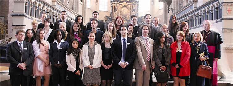 Nach dem Pontifikalamt trafen sich die Neugefirmten bei einem Empfang im romanischen Saal.Privat