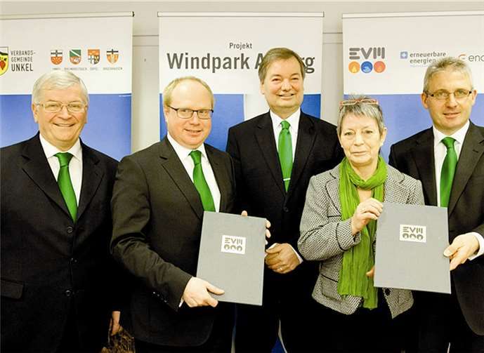 Nach dem Prinzip „Grün ist die Hoffnung“ unterschrieben die Bürgermeister den Windparkvertrag mit der EVM