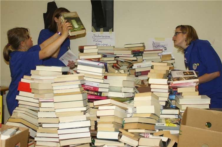 Nach dem Projekt-Auftakt begannen die Teilnehmer damit, die Bücher zu sichten und zu sortieren.