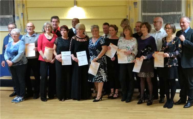 Nach dem Prüfungsstress freuten sich die Tanzpaare über ihre Urkunden.privat