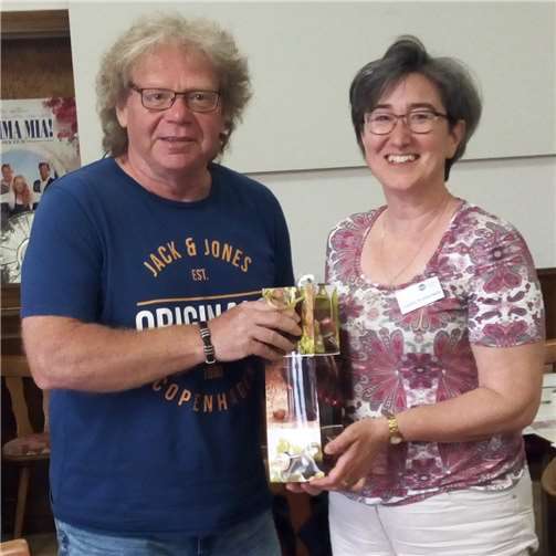 Nach dem Referat zeigte sich Vorsitzender Rüdiger Hof bei der Referentin mit einem Geschenk erkenntlich.Foto: privat