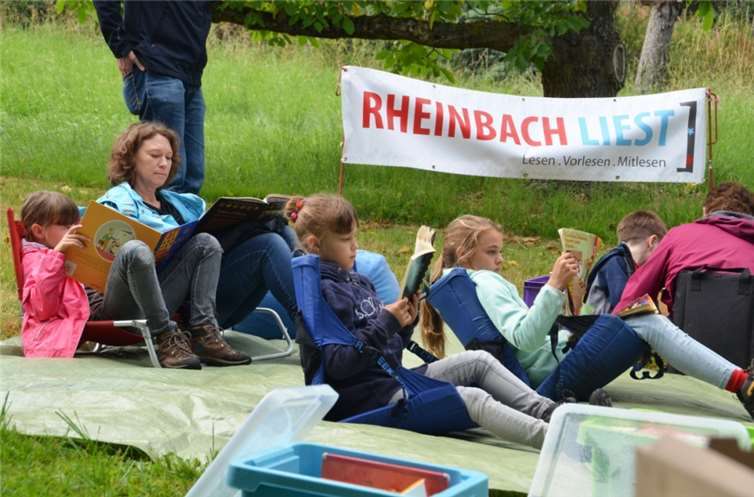 Nach dem Regen ließ es sich im Lesegarten gut aushalten.