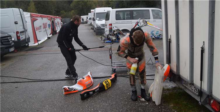 Nach dem Regenrennen muss alles wieder sauber geputzt werden.