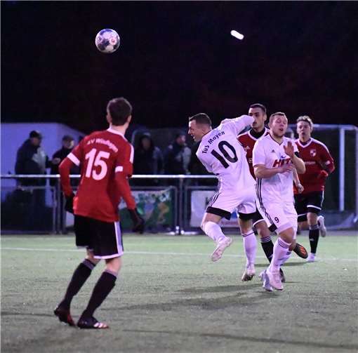 Nach dem Remis gegen den SV Windhagen musste der TuS Mayen (im weißen Trikot links Lukas Mey, rechts daneben Niklas Weis) auch bei der SG Ellscheid mit einem Zähler zufrieden sein.Fotos: SK