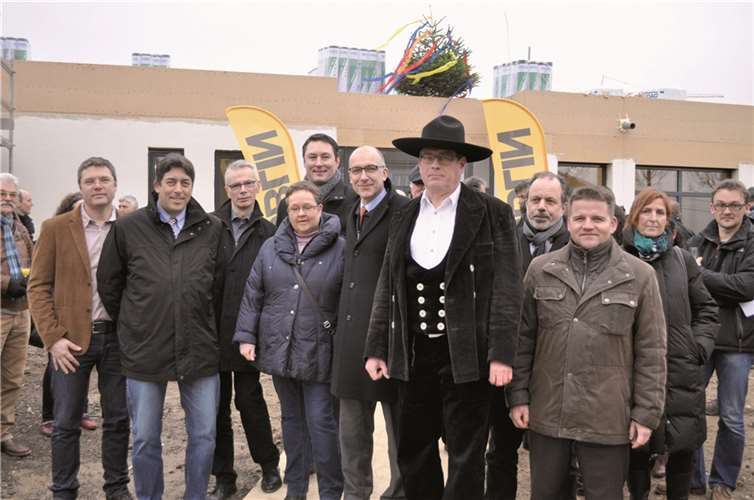 Nach dem Richtspruch von Gerd Rothbrust (vorne in schwarz) wurde gemeinsam das Richtfest in der Kita „Sonnengarten“ gefeiert.Stadt Meckenheim