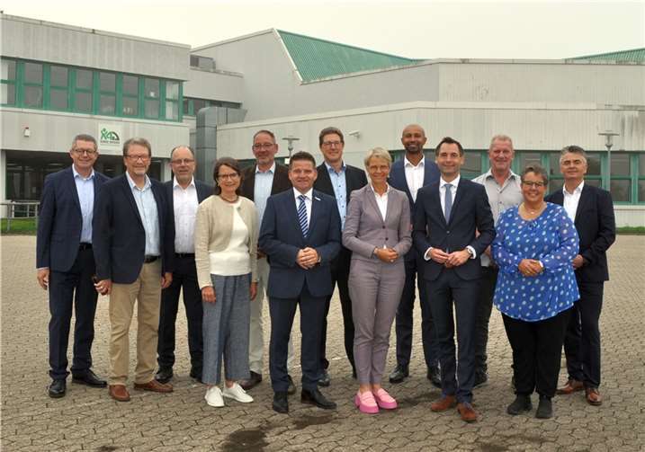 Nach dem Rundgang über den Schulcampus, von links: Hans Dieter Wirtz (Erster Beigeordneter), Rainer Friedrich (Vorsitzender Ausschuss für Schule, Sport und Kultur), Heinz-Peter Witt (Technischer Beigeordneter) Claudia Hesseler (Bezirksregierung), Thorsten Bottin (Schulleiter Realschule), Bürgermeister Holger Jung, Dirk Bahrouz (Schulleiter Gymnasium), Ministerin Dorothee Feller, Kelubia Ekoemeye (Stellvertretender Schulleiter Realschule), Jonathan Grunwald (MdL), Peter Hauck (Leiter Hauptschule), Silvia Klemmer (Fachbereichsleiterin Bildung, Kultur und Sport) sowie Armin Seelbach (Bezirksregierung). Quelle: Stadt Meckenheim