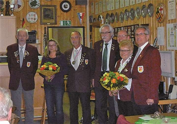 Nach dem Schießen freuen sich (von links): Otto Bald, das scheidende Königspaar Sabine und Thomas Käseberg, Walter Koch, Thomas Fleischer und das neue Königspaar Christel und Gerd Muscheid. KKSG