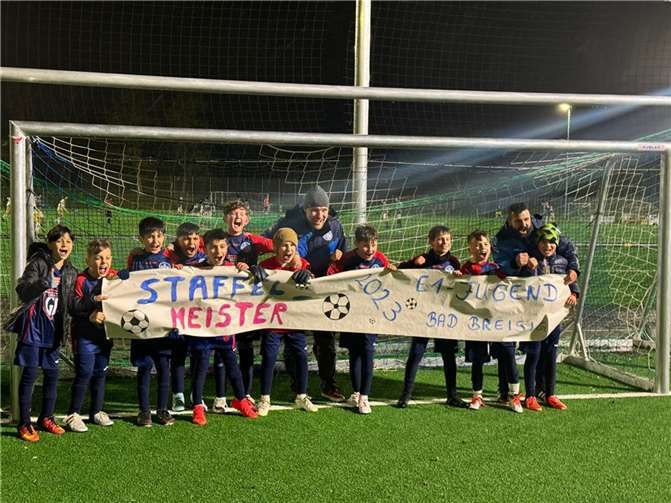 Nach dem Schlusspfiff feierten die Spieler ausgelassen ihren verdienten Staffelsieg.  Foto: privat