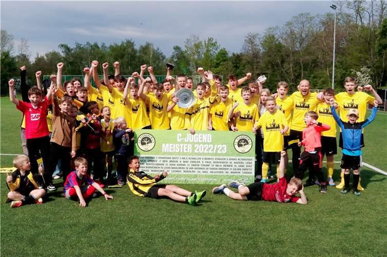 Nach dem Schlusspfiff und dem 6:3-Endstand kannte der Jubel keine Grenzen mehr. Quelle: FC Flerzheim
