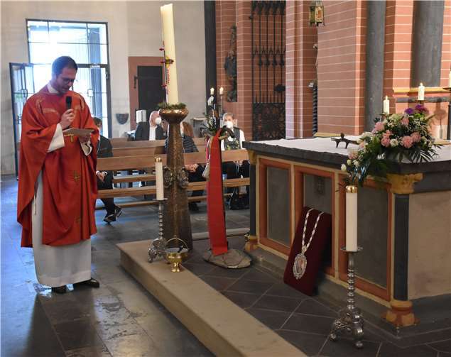Nach dem Schlusssegen konnten sich noch einige Messbesucher die neue Silberkette ansehen und erklären lassen.