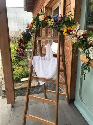 Nach dem Schritt durch den Blumenbogen nahmen die Eltern die Kinder in Empfang.