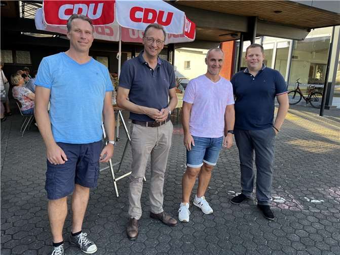 Nach dem Sektempfang begrüßte der Vorsitzende Lars Hansen die Teilnehmer und freute sich besonders über den Besuch des Bundestagsabgeordneten Josef Oster. Quelle: CDU Kaltenengers