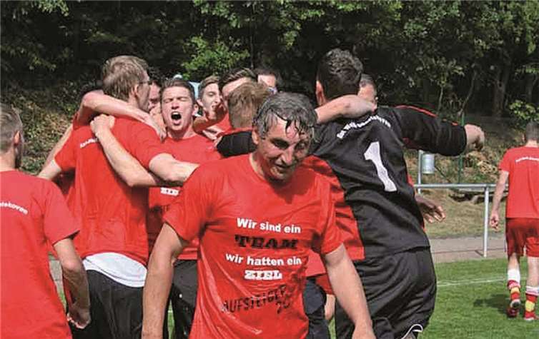 Nach dem Sieg gegen Hertha Bonn im letzten Heimspiel wurde die Meisterschaft von der Dünstekovener Mannschaft nochmals gebührend gefeiert. privat