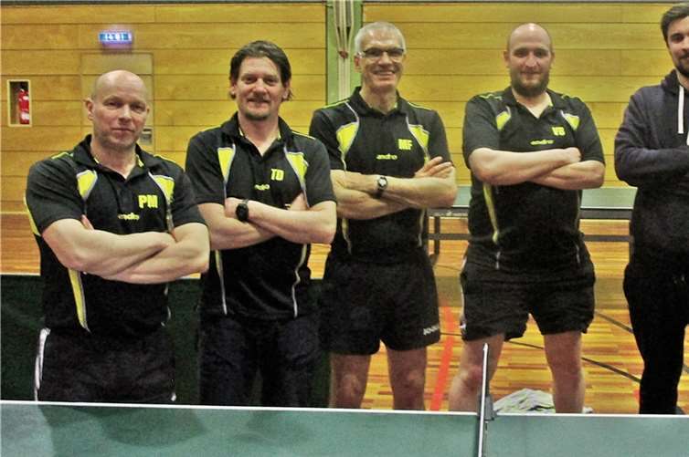 Nach dem Sieg gegen Torney/Engers konnte der Klassenerhalt gefeiert werden. Peter Mohnen, Tobias Dany, Michael Fuxius, Volker Boche, Andreas Krämer und Armin Schmitt ( v.l.n.r.).privat