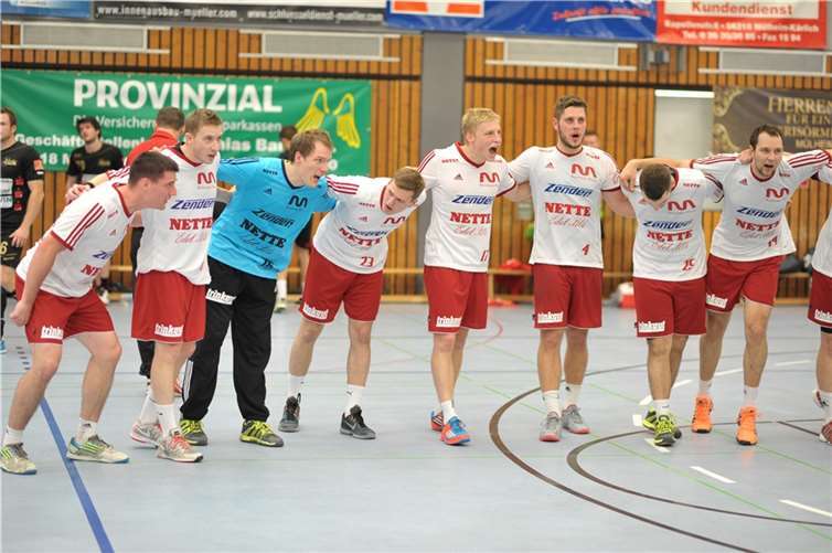 Nach dem Sieg gegen den Tabellenführer gab es kein Halten mehr). Bernd Hunder