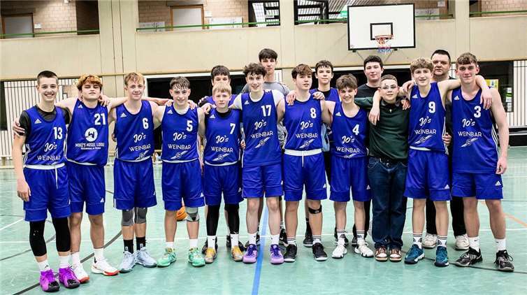 Nach dem Sieg gegen die SG Lützel-Koblenz zeigt das Foto die siegreiche U 16 des TuS Treis-Karden mit (vordere Reihe von links) Leo Ferrlein, Hlieb Hurchak, Leon Jobelius, Philipp Bleser, Marc Wriedt, Lukas Fischer, Pepe Keifenheim, Leander Etzkorn, Dominik Herrmann, Aiken Witt, Benjamin Bröcker und (hintere Reihe von links) Niklas Schmidt, Maximilian Thönnes (Herrenteam), Benjamin Hotic, Tim Eufinger ( Co-Trainer), Edib Hotic (Trainer). Foto: Lisa Ferrlein