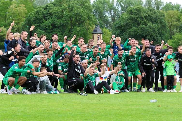 Nach dem Sieg im Pokalfinale feierte der FV Engers ausgelassen. Foto: Ulf Steffenfauseweh