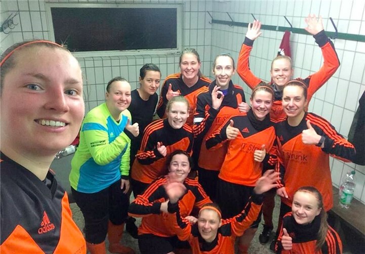 Nach dem Sieg konnten die Spielerinnen verdient in der Kabine feiern.privat