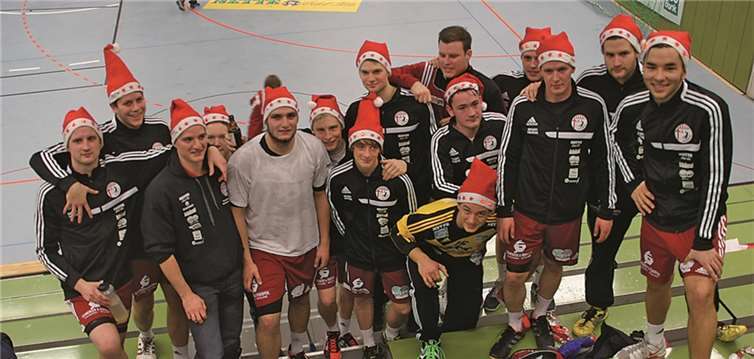 Nach dem Sieg ließen es sich die Spieler nicht nehmen mit den Fans zu feiern. privat