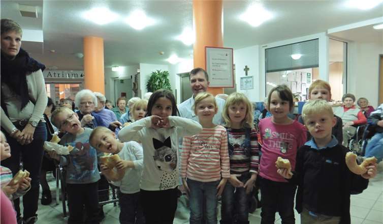 Nach dem Singen ließen sich die Kinder ihre Martinsbrezeln schmecken. privat