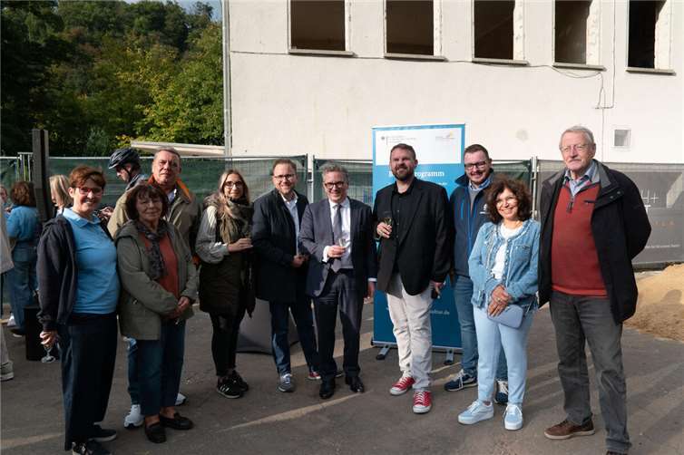 Nach dem Spatenstich stießen unter anderem Bürgermeister Christoph Mohr, Bundestagsabgeordneter Dr. Thorsten Rudolph sowie Vertreter von Stadtrat, Verwaltung und Förderverein gemeinsam auf die Sanierung der Sayner Mehrzweckhalle an. Foto: ND