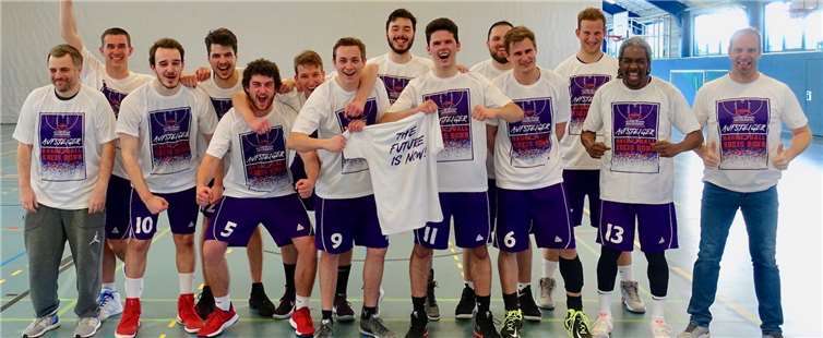 Nach dem Spiel gab es die obligatorischen Meistershirts. Fotos: privat