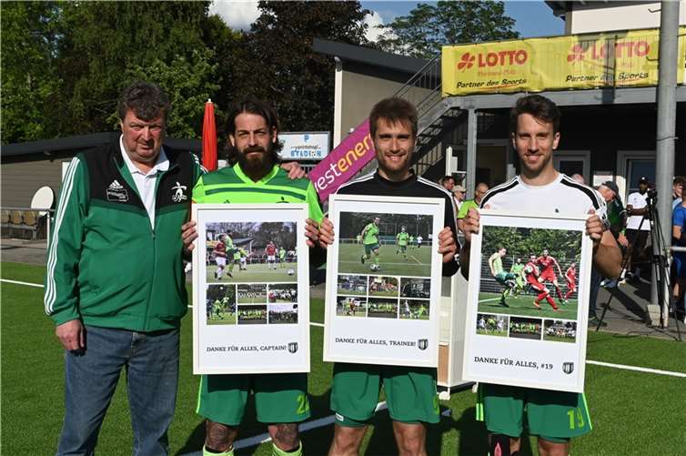 Nach dem Spiel gegen Wissen wurden (von rechts) Manuel Oster, Kodai Stalph und Kapitän Florian Schlich vom SG-Vorsitzenden Harald Heinemann verabschiedet.  Foto: SK