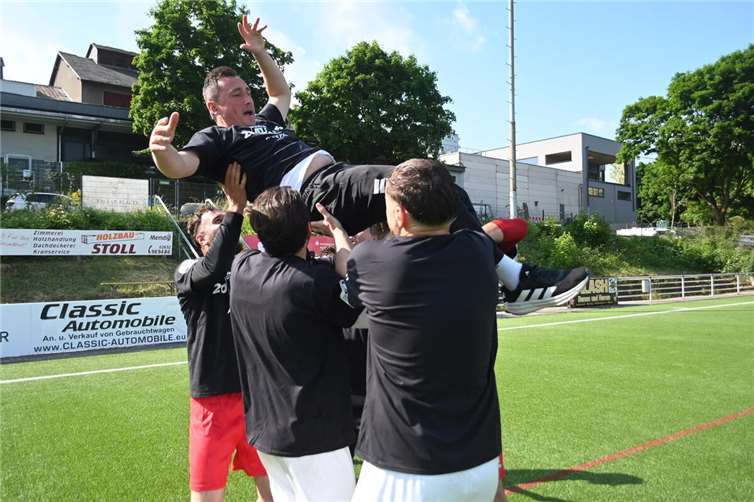 Zum Abschluss gab sich der Meister keine Blöße Nach dem Spiel gegen den SSV Boppard ließen die Spieler ihren Trainer Damir Mrkalj hochleben. Foto: SK