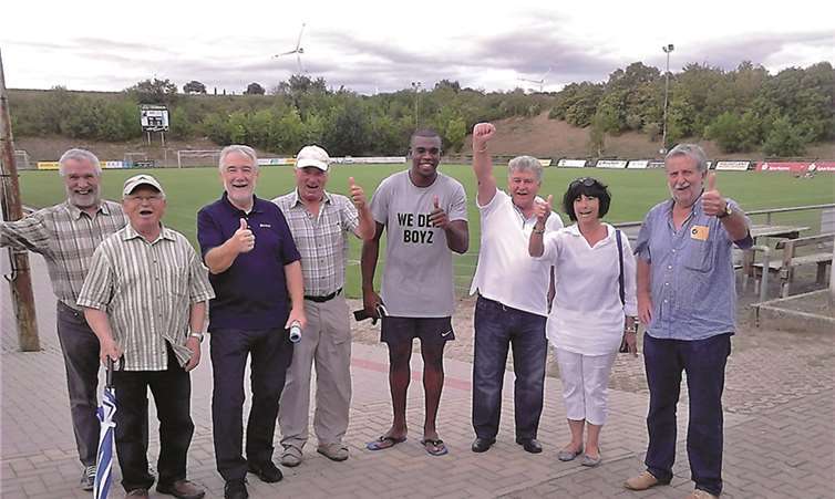 Nach dem Spiel jubelt der neue Burgbrohler Stürmer Marwane Gobitaka inmitten der nach Worms-Pfeddersheim mitgereisten Burgbrohler Fans über den unerwarteten 1:0-Auswärtssieg gegen TSG Pfeddersheim. privat