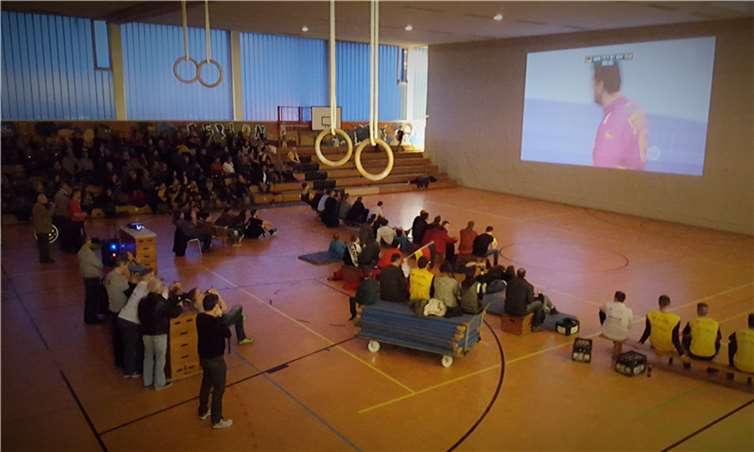 Nach dem Spiel verfolgte die Mannschaft in der Halle das EM-Finale. 