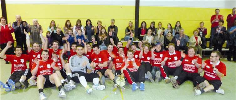 Nach dem Spiel war Feiern zusammen mit den Fans angesagt. privat