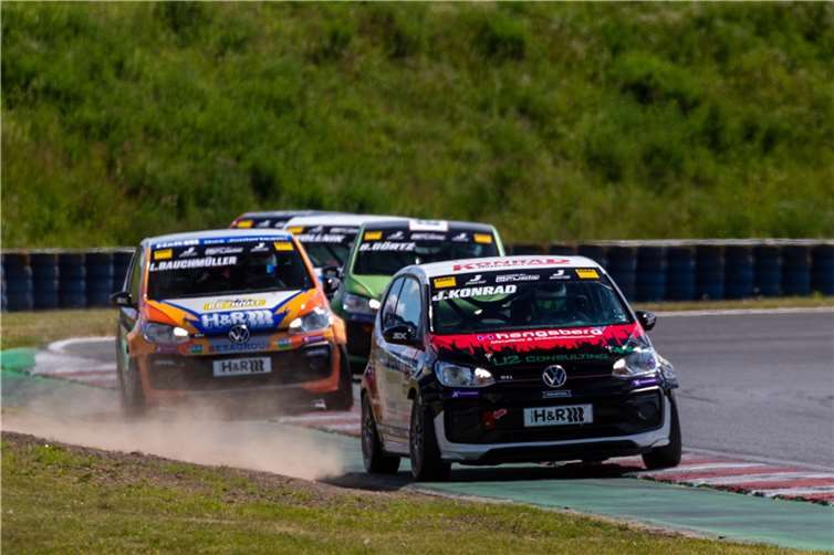 Nach dem Start des ersten der beiden 20-minütigen Rennen zeigteJulian Konrad verschiedenen Zweikämpfen seine Erfahrung.  Foto: privat